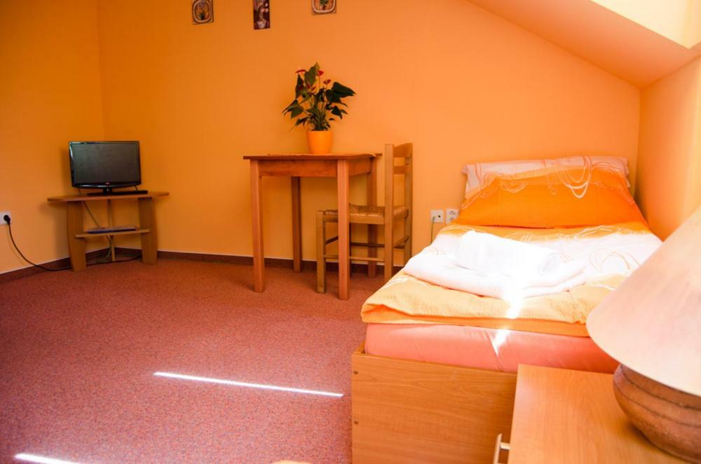 Penzion Vinarna U Hroznu Hotel Veseli nad Moravou Exterior photo